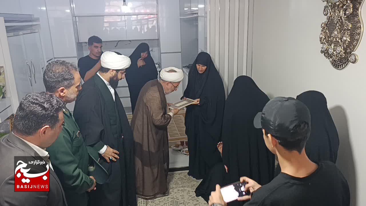 دیدار مسئولان استانی و شهرستانی با خانواده شهید «پرویز ضرونی» در کوهدشت