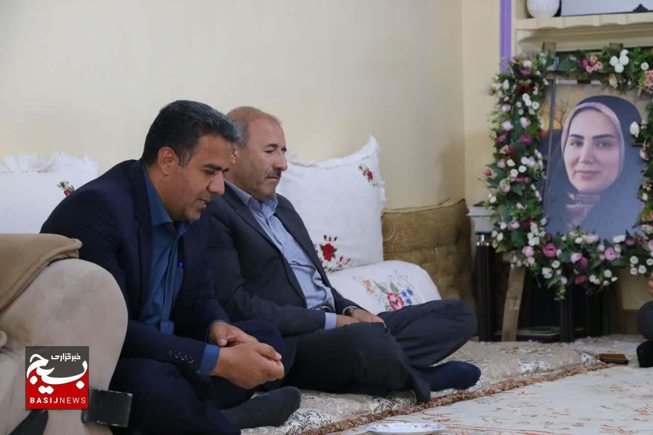 تجلیل مرکز وکلای قوه قضائیه استان و بسیج حقوق‌دانان از «معلمِ ایثار و شهادت»