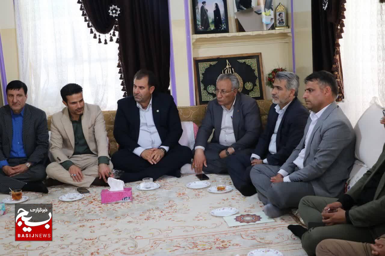 تجلیل مرکز وکلای قوه قضائیه استان و بسیج حقوق‌دانان از «معلمِ ایثار و شهادت»