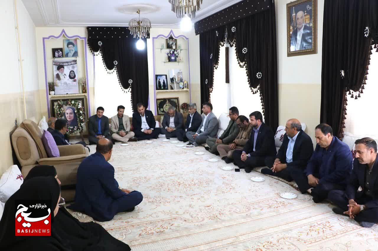 تجلیل مرکز وکلای قوه قضائیه استان و بسیج حقوق‌دانان از «معلمِ ایثار و شهادت»