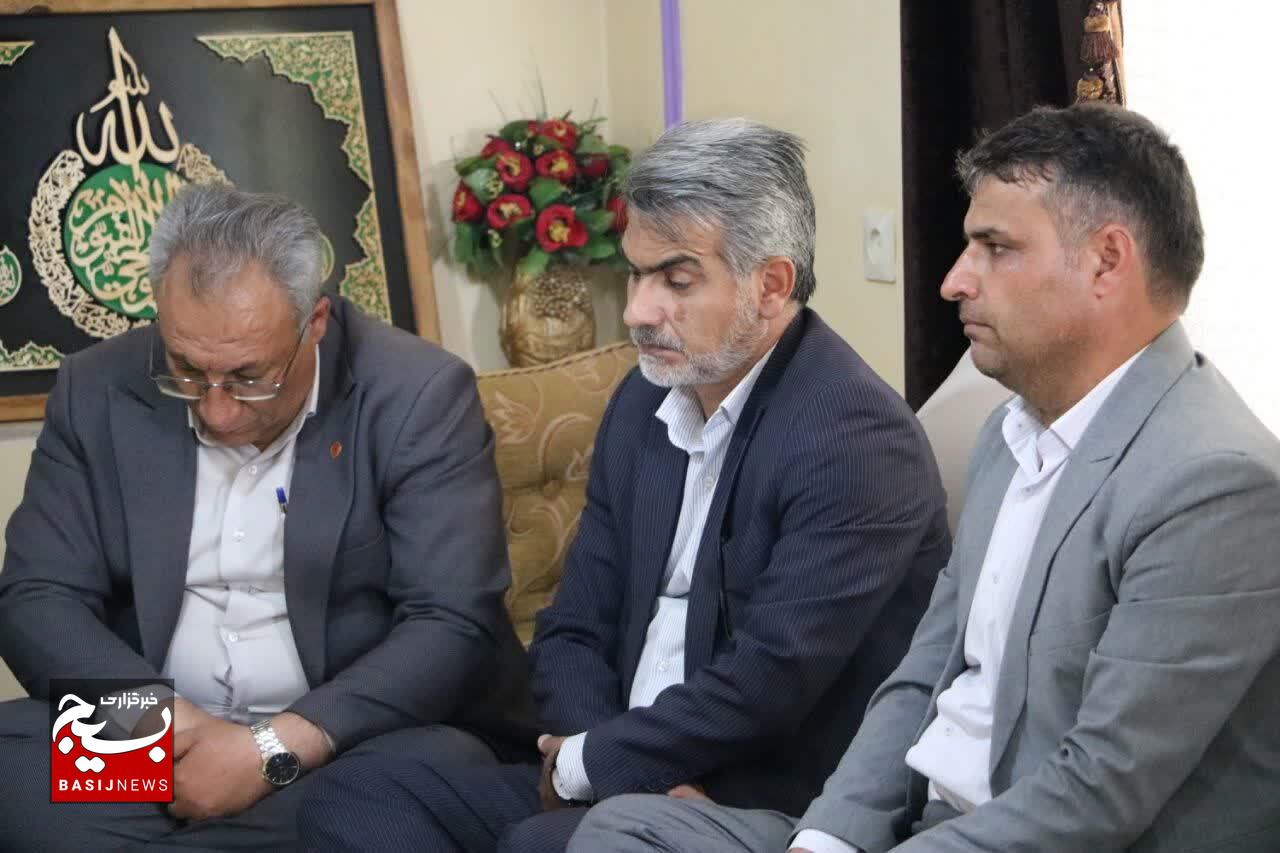 تجلیل مرکز وکلای قوه قضائیه استان و بسیج حقوق‌دانان از «معلمِ ایثار و شهادت»