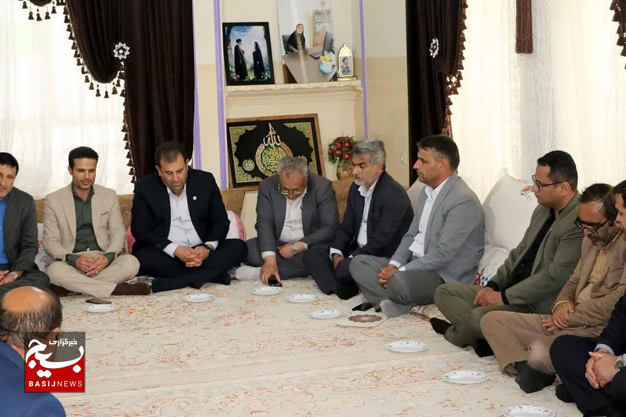 تجلیل مرکز وکلای قوه قضائیه استان و بسیج حقوق‌دانان از «معلمِ ایثار و شهادت»