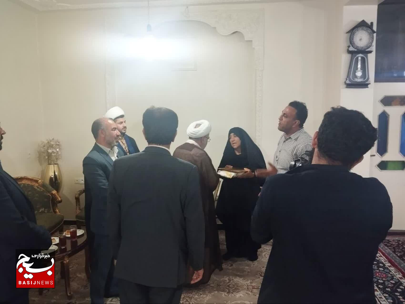 تجلیل از خانواده مرحوم نصرت امرایی، مسئول سابق نمایندگی ولیفقیه در سپاه دزفول تجلیل از خانواده مرحوم نصرت امرایی، مسئول سابق نمایندگی ولیفقیه در سپاه دزفول