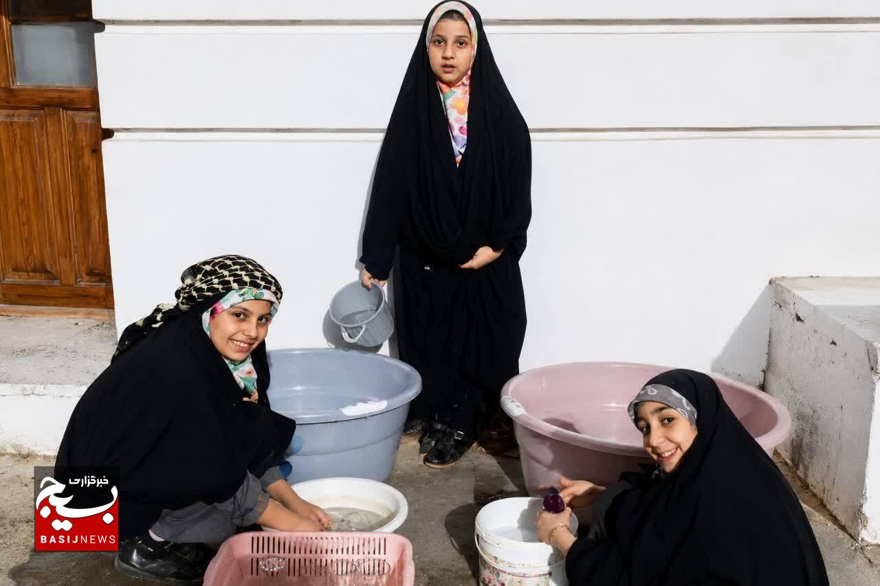 روایت دختران کوچکی که میان ازدحام میدان، در سکوتِ خدمت قد میکشند روایت دختران کوچکی که میان ازدحام میدان، در سکوتِ خدمت قد میکشند