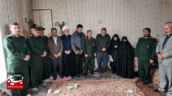دیدار سردار محمدی اصل با خانواده شهید شاهین فرد دیدار سردار محمدی اصل با خانواده شهید شاهین فرد