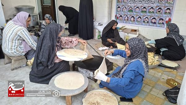 پخت نان و شیرینی محلّی توسط خواهران جهادگر بنکی برای رزمندگان