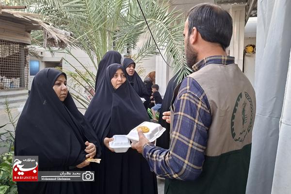 پخت نان و شیرینی محلّی توسط خواهران جهادگر بنکی برای رزمندگان