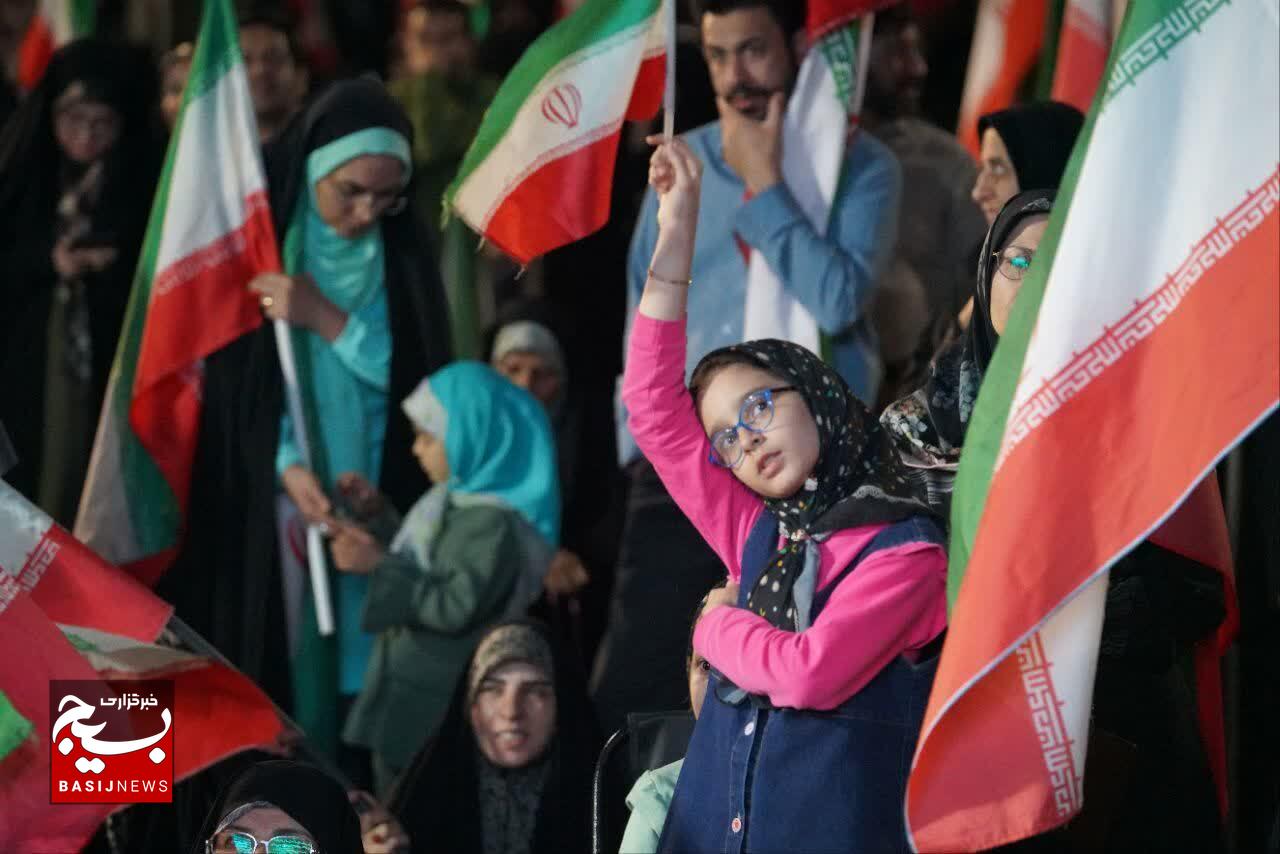 هفتاد و هشت شب، یک عشق علوی، دو عروس و داماد در میدان کوثر کرمان