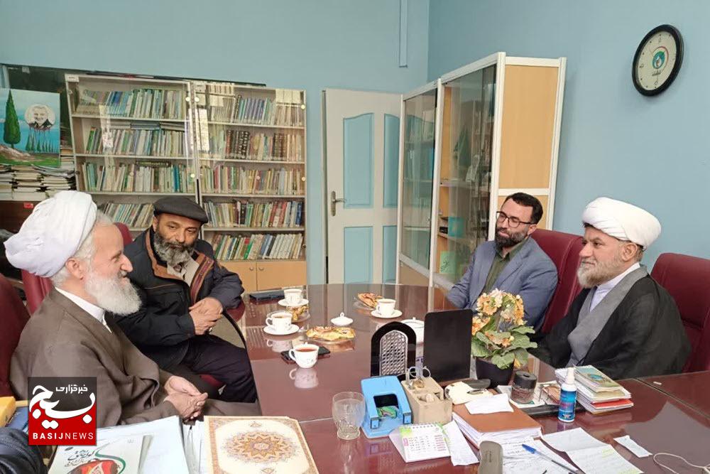 دیدار مسئول تعلیم و تربیت ستاد تخصصی اقشار بسیج سپاه انصارالحسین(ع) همدان با مربی و سرمربی صالحین بسیج کارمندی