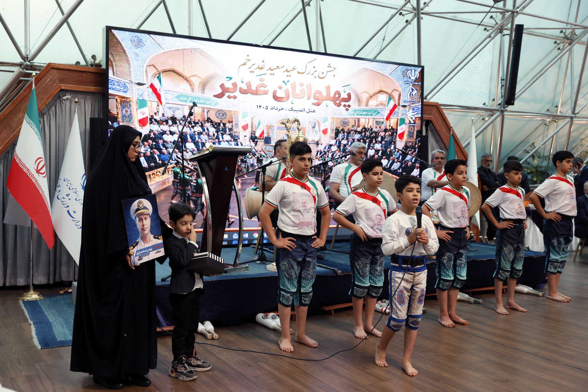 «نه با قلم، بلکه با قلبم مینویسم» «نه با قلم، بلکه با قلبم مینویسم»
