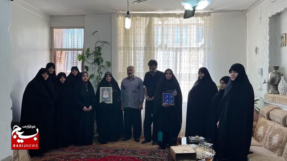 تأکید مسئول بسیج جامعه زنان سپاه لرستان بر تداوم راه شهدا در دیدار با خانواده شهیده زینب پاپی تأکید مسئول بسیج جامعه زنان سپاه لرستان بر تداوم راه شهدا در دیدار با خانواده شهیده زینب پاپی