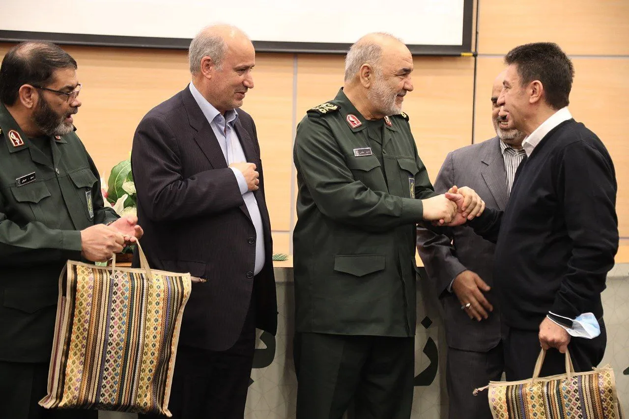 شهید سلامی در کنار ملیپوشان فوتبال؛ دیداری که رنگ تشریفات نداشت شهید سلامی در کنار ملیپوشان فوتبال؛ دیداری که رنگ تشریفات نداشت