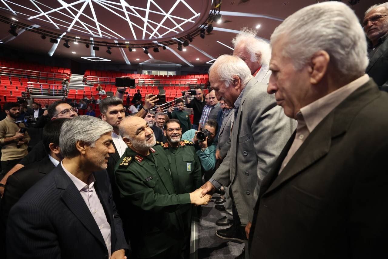 نگاه ماندگار شهید سردار سلامی به ورزش؛ از دل مسئولیت تا کنار قهرمانان نگاه ماندگار شهید سردار سلامی به ورزش؛ از دل مسئولیت تا کنار قهرمانان