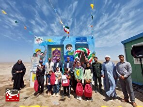 عیدیِ جهادگران به دانش‌آموزان عبدالملکی؛ مدرسه‌ای که با عطر رهبر شهید بنا شد