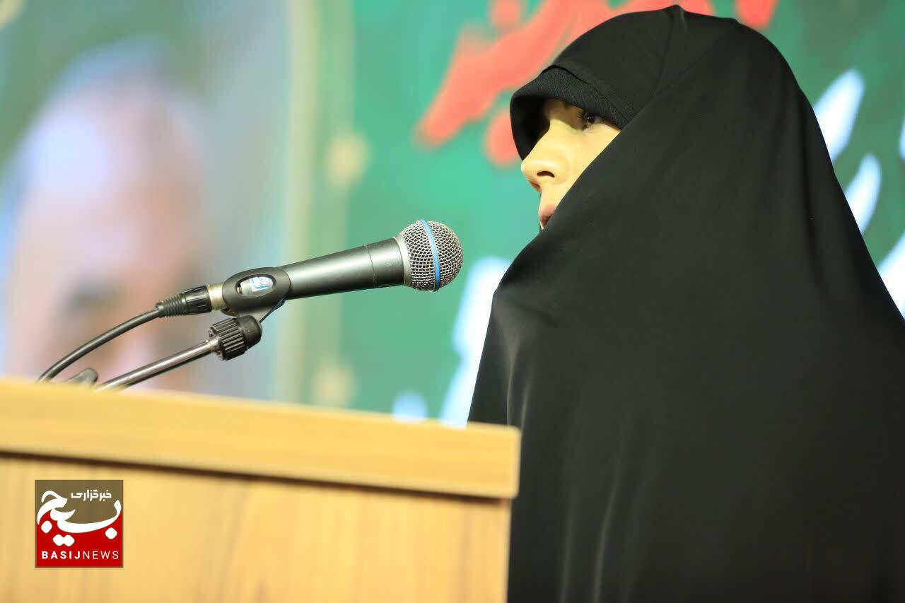 دختر شهید سلامی: پدرم فقط فرمانده سپاه نبود، فرمانده حقیقت و معنا بود دختر شهید سلامی: پدرم فقط فرمانده سپاه نبود، فرمانده حقیقت و معنا بود