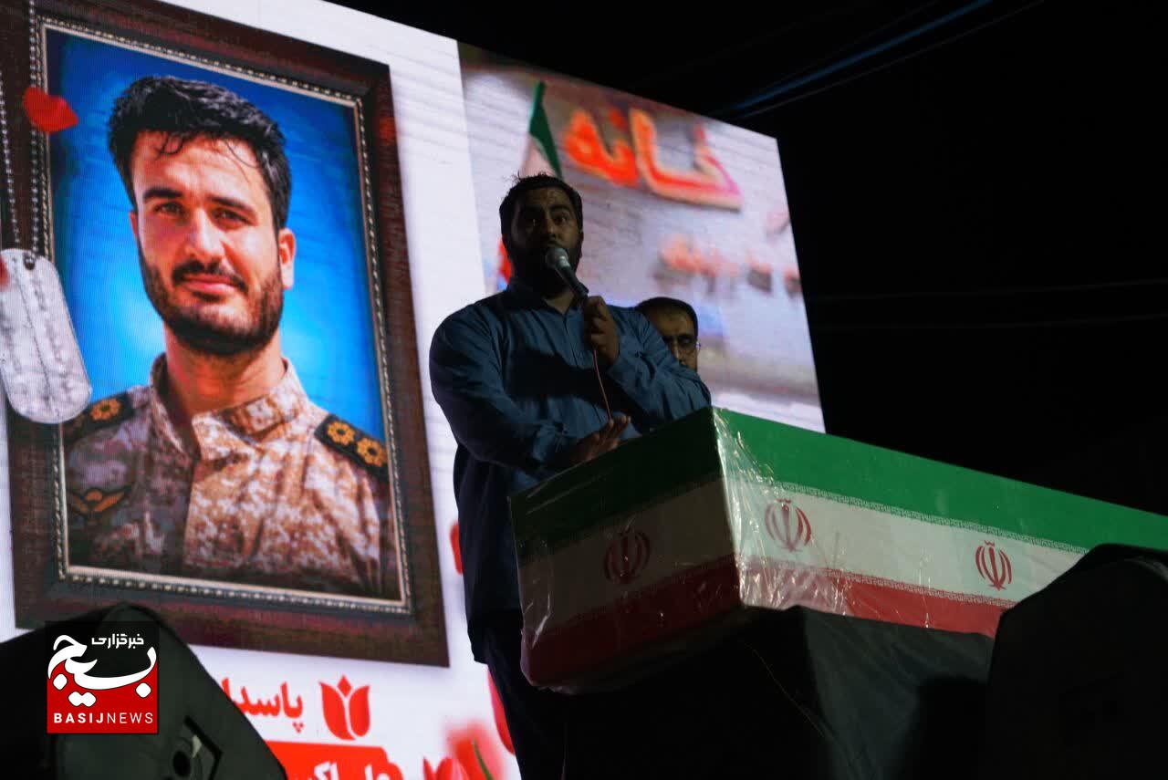 میدان کوثر در شب صد و پنجم تجمعات شبانه میزبان پیکر شهید «علی‌اکبر شاهی‌مریدی» / وداع پرشور کرمانی‌ها با رزمنده دلاور جنگ رمضان