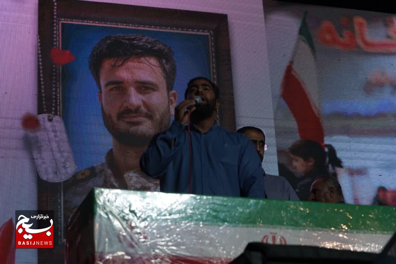 میدان کوثر در شب صد و پنجم تجمعات شبانه میزبان پیکر شهید «علی‌اکبر شاهی‌مریدی» / وداع پرشور کرمانی‌ها با رزمنده دلاور جنگ رمضان
