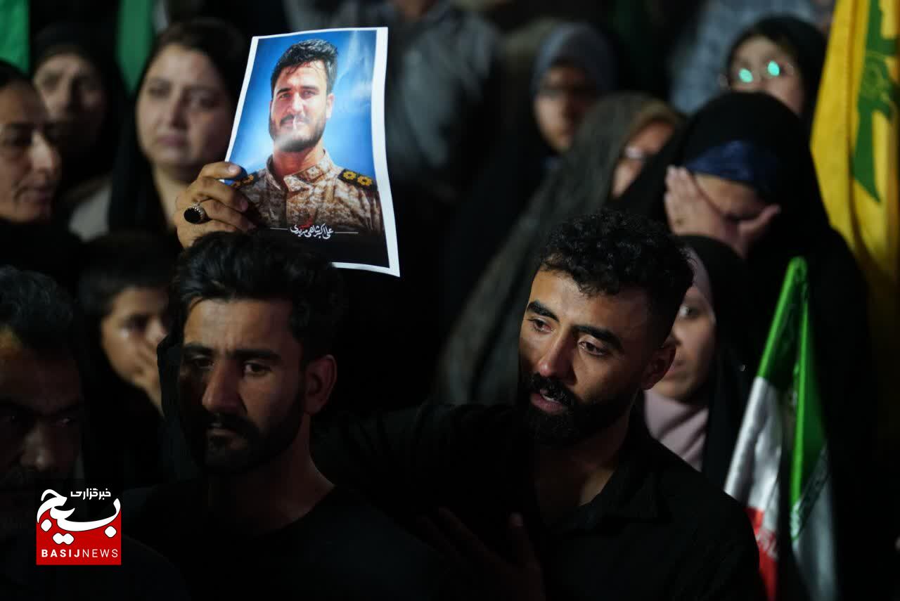 میدان کوثر در شب صد و پنجم تجمعات شبانه میزبان پیکر شهید «علی‌اکبر شاهی‌مریدی» / وداع پرشور کرمانی‌ها با رزمنده دلاور جنگ رمضان