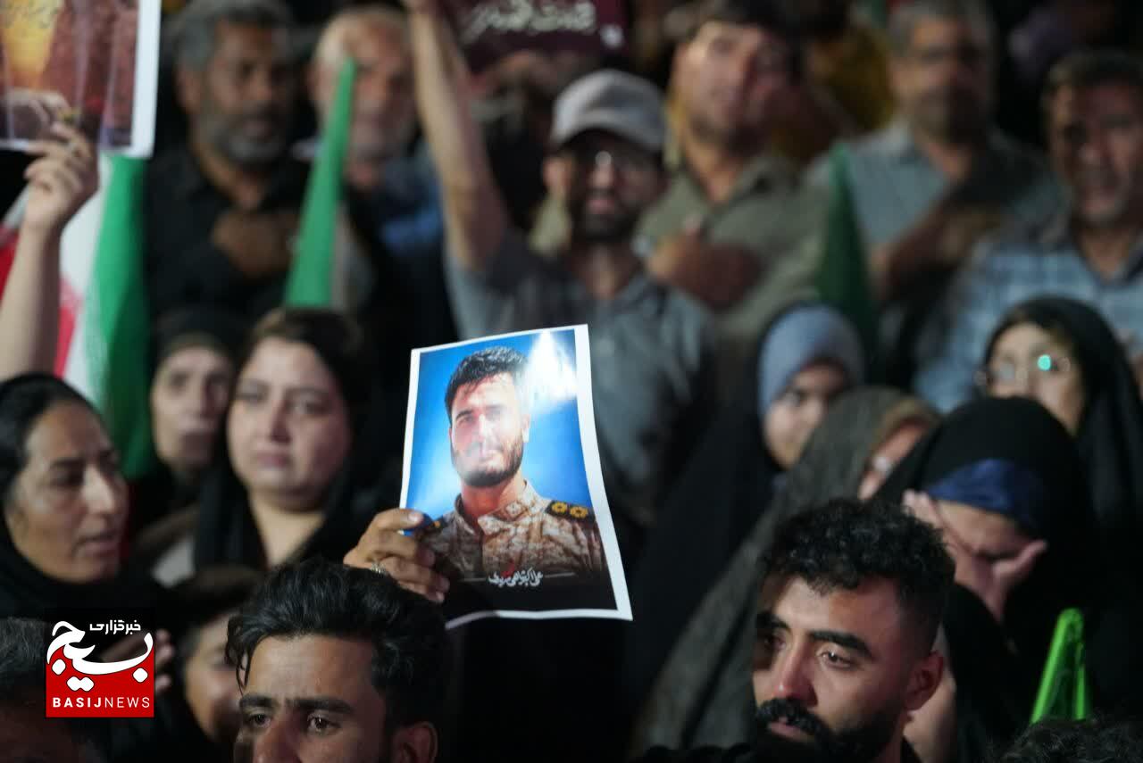 میدان کوثر در شب صد و پنجم تجمعات شبانه میزبان پیکر شهید «علی‌اکبر شاهی‌مریدی» / وداع پرشور کرمانی‌ها با رزمنده دلاور جنگ رمضان