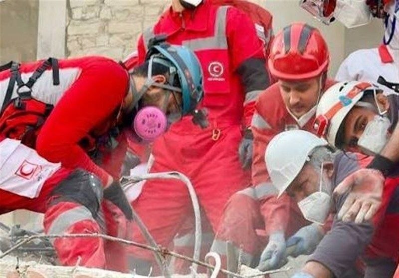 «ما اینجا هستیم»:روایت امدادگر گیلانی از دل آوارها که جان بیرون کشید