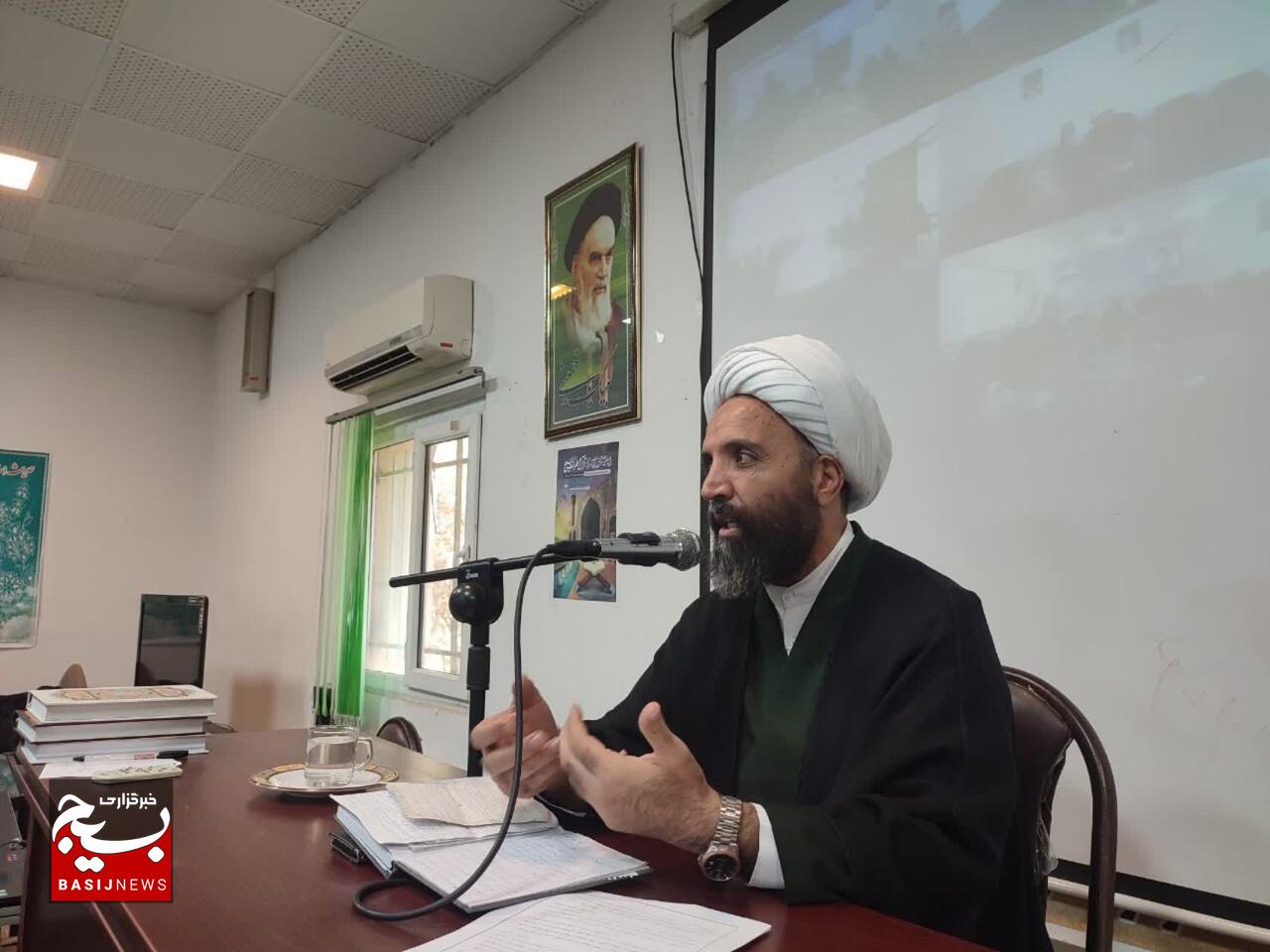 لازمه مقابله با دشمن، فهم و عمل درست به فرمايشات رهبر معظم انقلاب است لازمه مقابله با دشمن، فهم و عمل درست به فرمايشات رهبر معظم انقلاب است