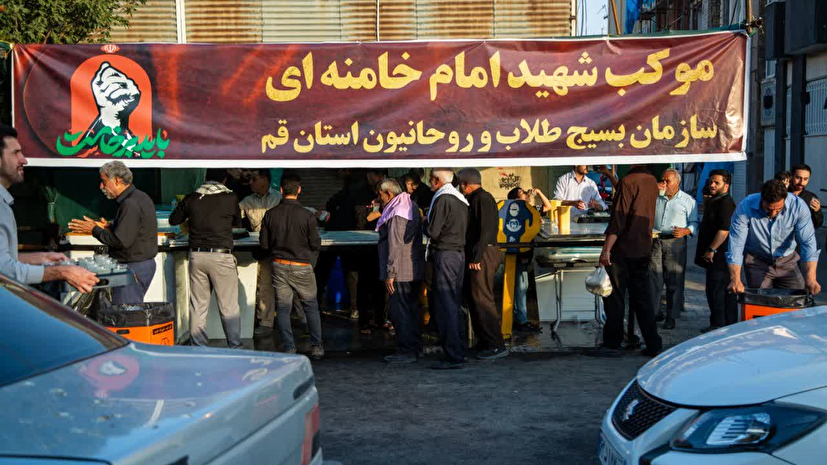 خدمت‌رسانی طلاب بسیجی قم به ۱۶۰ هزار زائر در بدرقه آقای شهید