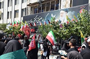 خدمت‌رسانی کارکنان گروه صنعتی تراکتورسازی ایران به زائران در مراسم وداع و تشییع رهبر شهید