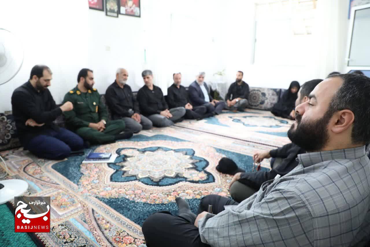 دیدار جانشین سرمایه انسانی سازمان بسیج با خانواده شهدای جنگ تحمیلی سوم در صومعه سرا دیدار جانشین سرمایه انسانی سازمان بسیج با خانواده شهدای جنگ تحمیلی سوم در صومعه سرا
