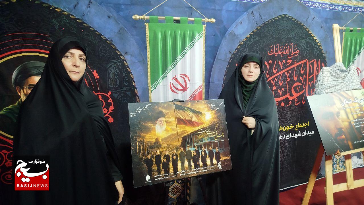 رونمایی از دومین اثر «وطن، فروشی نیست» در اجتماع شبانه رشت رونمایی از دومین اثر «وطن، فروشی نیست» در اجتماع شبانه رشت