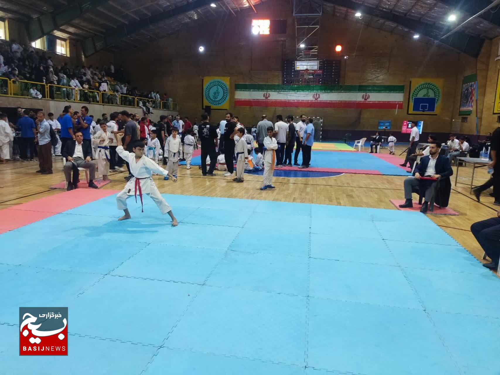 قهرمانان کاراته جنوب شرق کشور به یاد شهدای دانشآموز میناب رقابت کردند قهرمانان کاراته جنوب شرق کشور به یاد شهدای دانشآموز میناب رقابت کردند