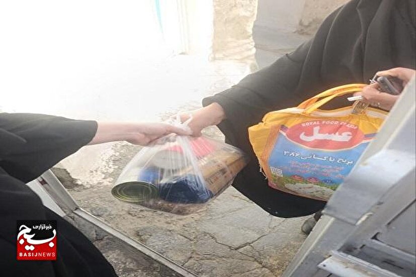 خادمیاران جهادی ۱۰۰ بسته معیشتی در زاهدان توزیع کردند