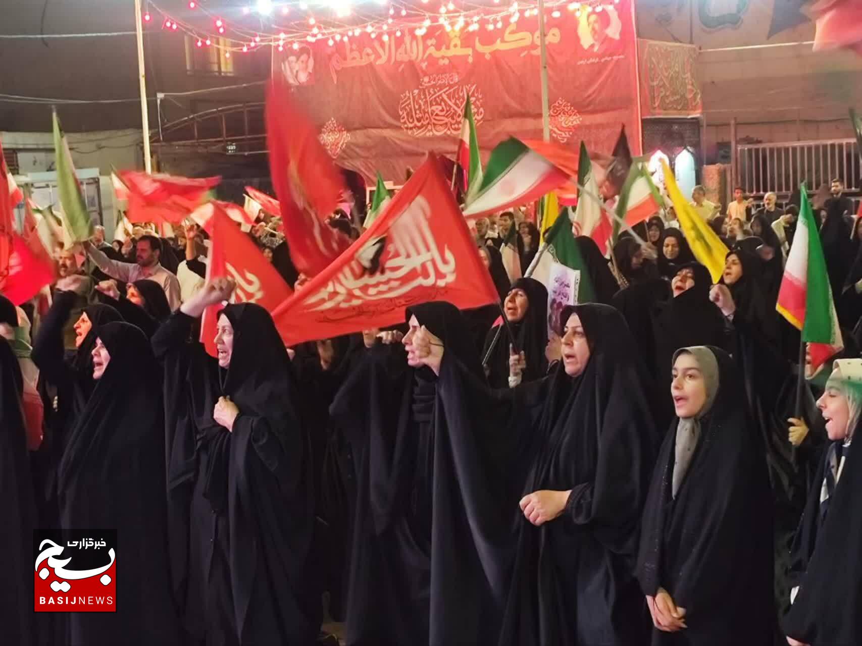 میدان کوثر کرمان با پرچم‌های خون‌خواهی رهبر شهیدمان / حضور پرشور همیشگی کرمانی‌ها در میدان کوثر