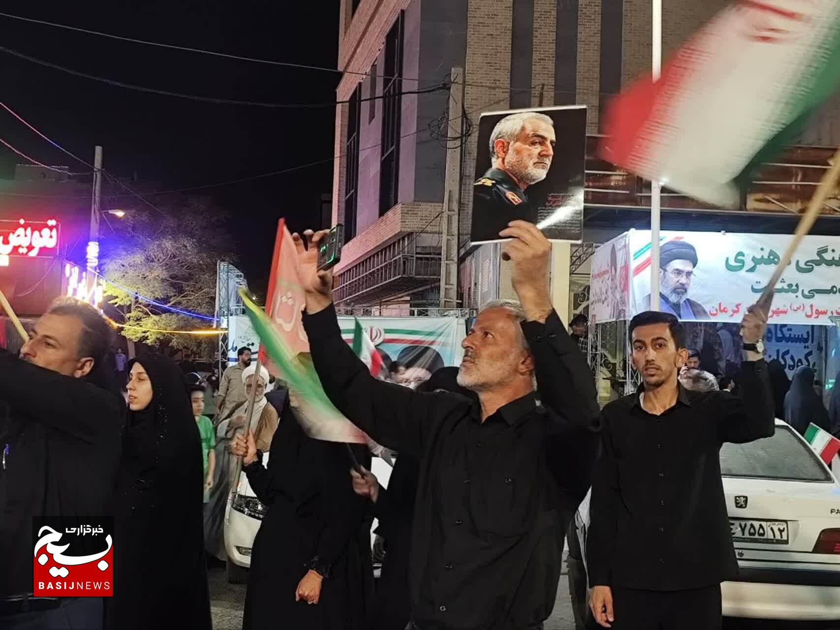 میدان کوثر کرمان با پرچم‌های خون‌خواهی رهبر شهیدمان / حضور پرشور همیشگی کرمانی‌ها در میدان کوثر