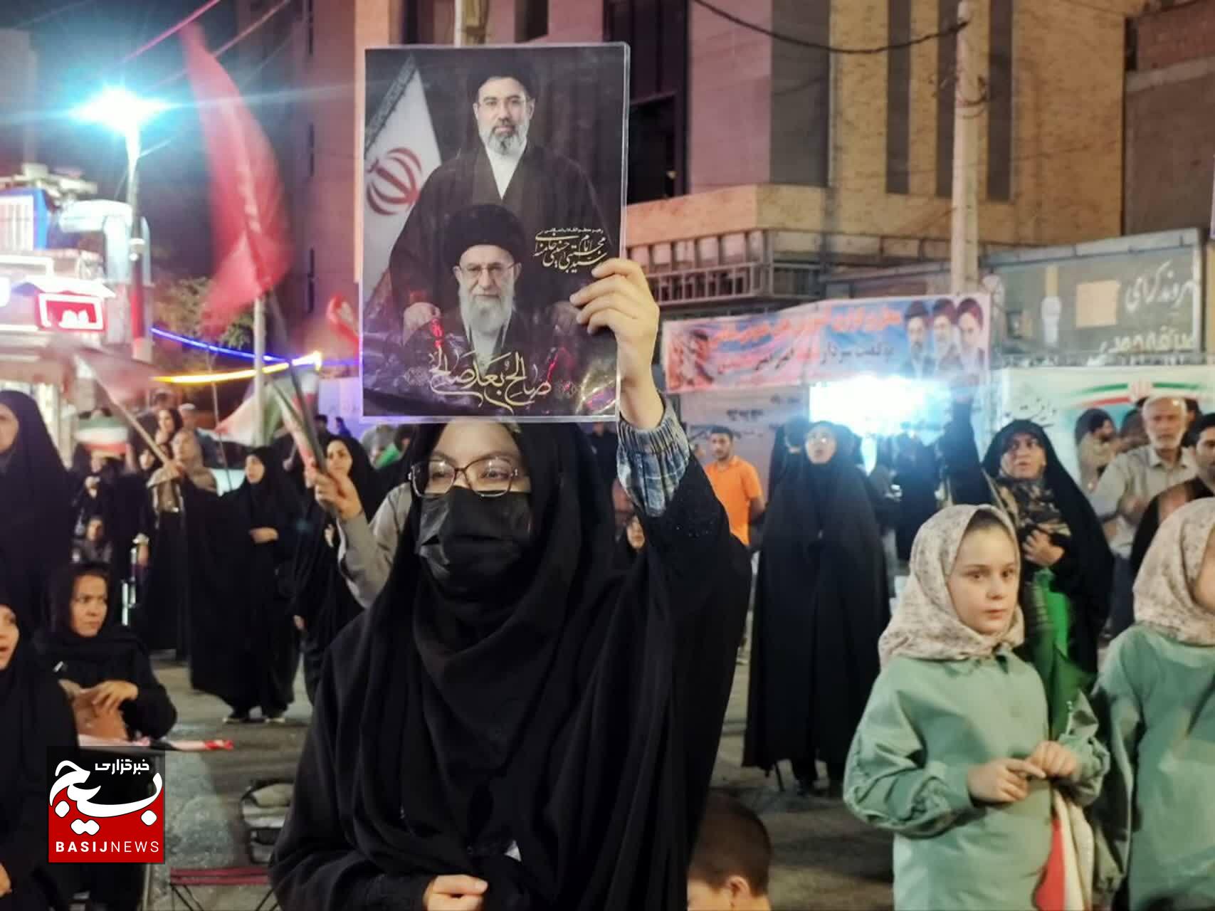 میدان کوثر کرمان با پرچم‌های خون‌خواهی رهبر شهیدمان / حضور پرشور همیشگی کرمانی‌ها در میدان کوثر