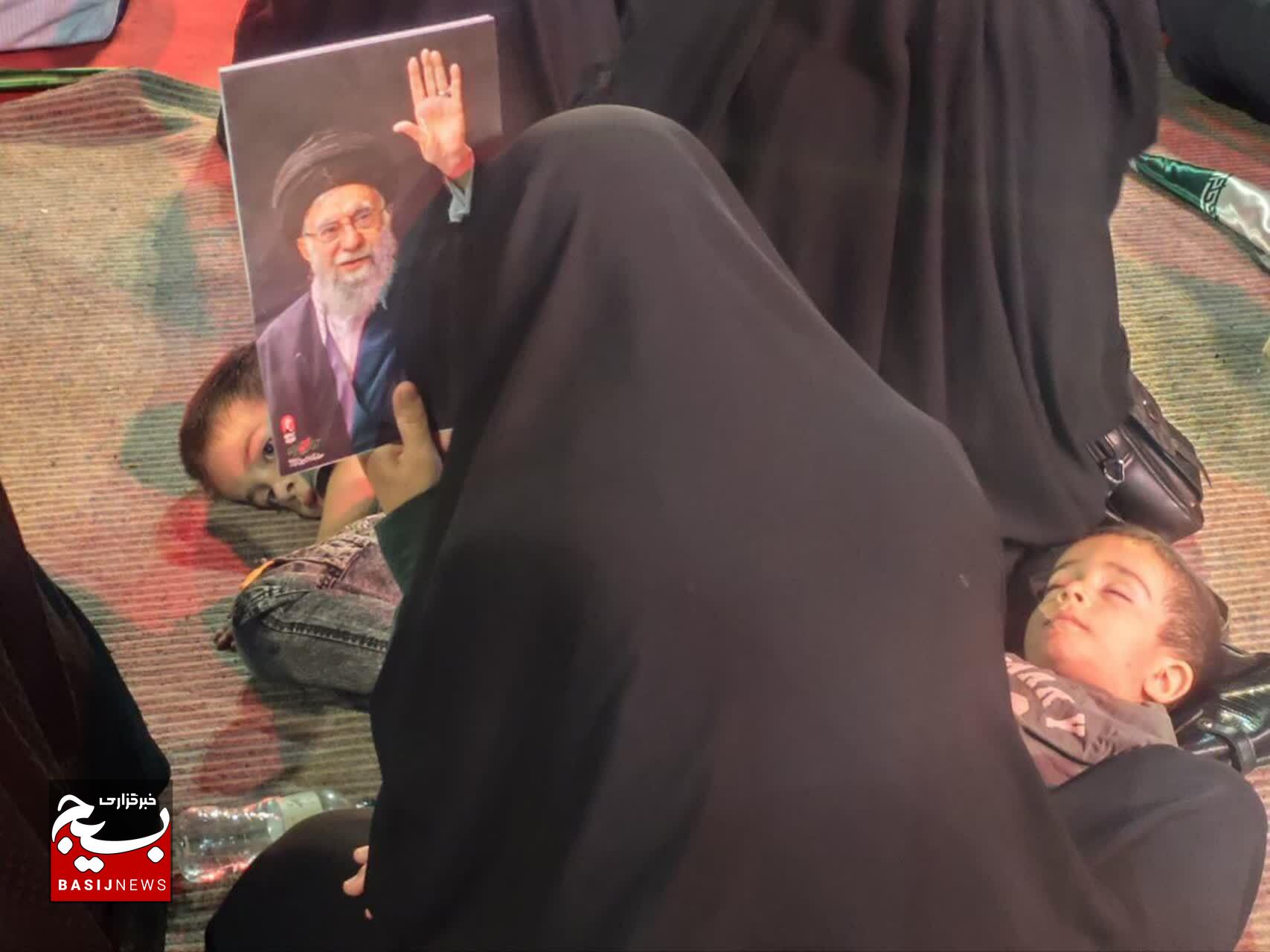 میدان کوثر کرمان با پرچم‌های خون‌خواهی رهبر شهیدمان / حضور پرشور همیشگی کرمانی‌ها در میدان کوثر
