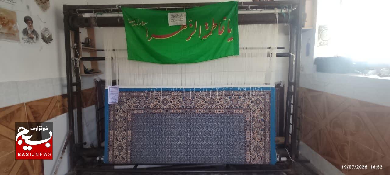 اهدای فرش دستباف توسط بانوان بافنده بیرجند به ستاد توسعه و بازسازی عتبات عالیات خراسان جنوبی اهدای فرش دستباف توسط بانوان بافنده بیرجند به ستاد توسعه و بازسازی عتبات عالیات خراسان جنوبی