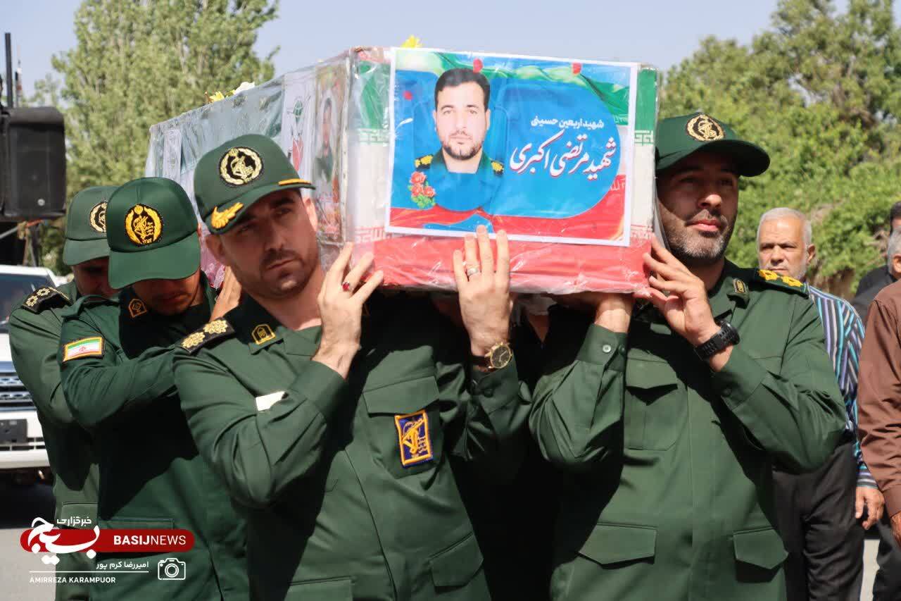 شهادت در مسیر تأمین امنیت زائران اربعین؛ پیکر شهید «مرتضی اکبری» در خمین تشییع شد شهادت در مسیر تأمین امنیت زائران اربعین؛ پیکر شهید «مرتضی اکبری» در خمین تشییع شد