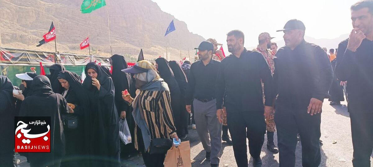 بازدید میدانی فرمانده سپاه استان لرستان از مواکب اربعین خرم‌آباد/ تجلیل از خادمانِ مسیر عشق