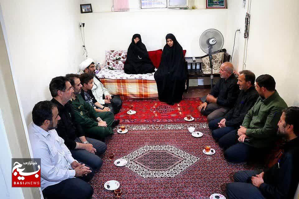 دیدار سردلر سهندی فرمانده سپاه استان زنجان با خانواده شهدای حمله آمریکا دیدار سردلر سهندی فرمانده سپاه استان زنجان با خانواده شهدای حمله آمریکا