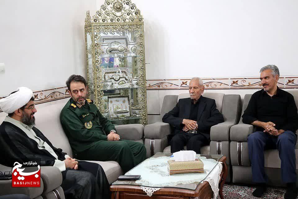 دیدار سردار سهندی فرمانده سپاه استان زنجان با خانواده شهدای حمله آمریکا دیدار سردار سهندی فرمانده سپاه استان زنجان با خانواده شهدای حمله آمریکا