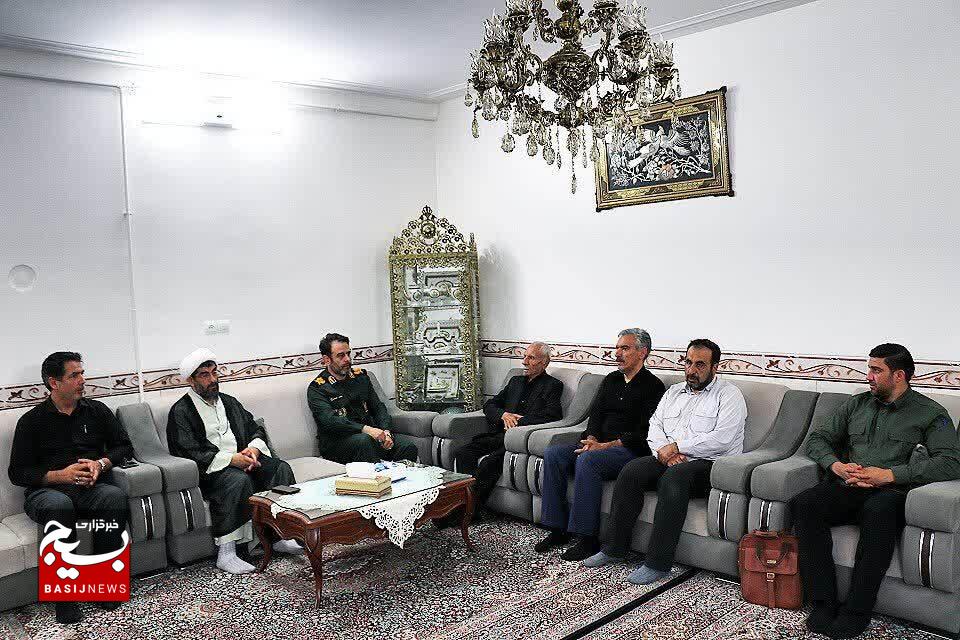دیدار سردار سهندی فرمانده سپاه استان زنجان با خانواده شهدای حمله آمریکا دیدار سردار سهندی فرمانده سپاه استان زنجان با خانواده شهدای حمله آمریکا
