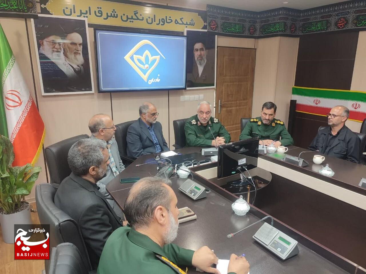 فعالان رسانه و نیروهای مسلح دو بال موازی یکدیگر برای مقابله با استکبار جهانی هستند