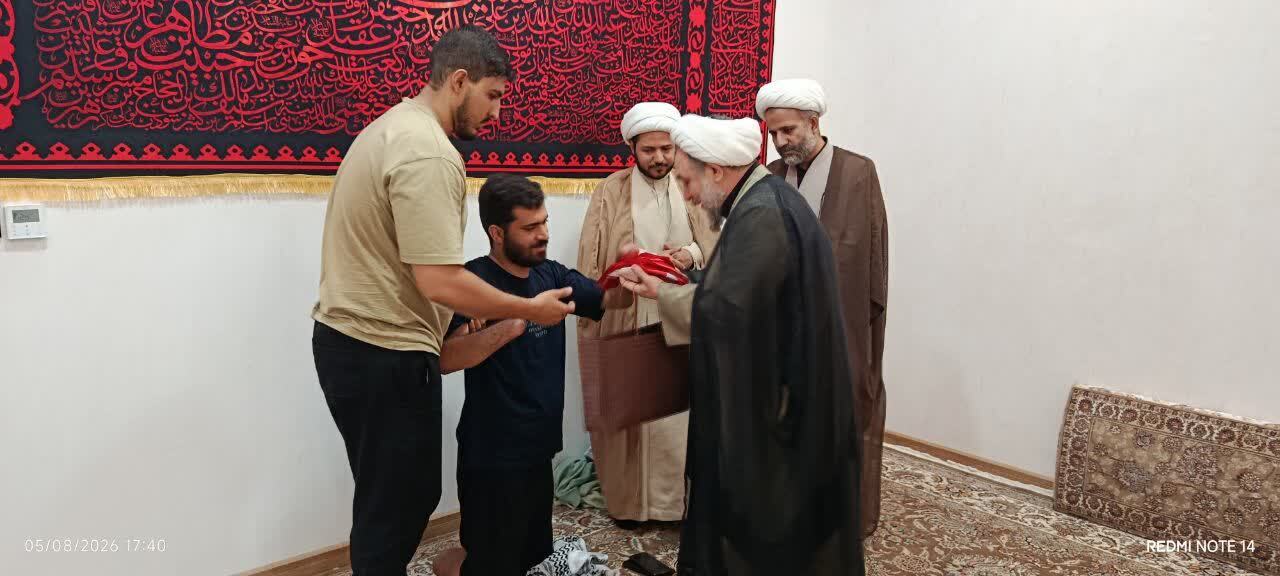 تجلیل مسئول بسیج طلاب کشور از جانباز کرمانشاهی حماسه «جنگ ۴۰ روزه» تجلیل مسئول بسیج طلاب کشور از جانباز کرمانشاهی حماسه «جنگ ۴۰ روزه»
