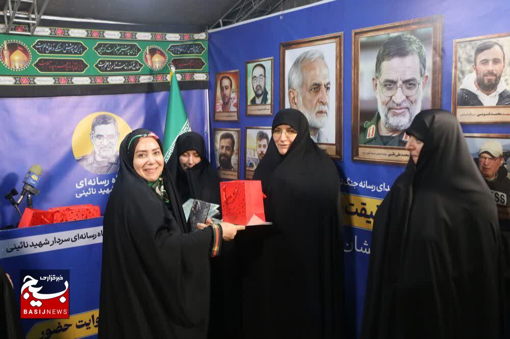 بانوان گیلانی در عرصههای دفاعی و اجتماعی نقشآفرینی میکنند بانوان گیلانی در عرصههای دفاعی و اجتماعی نقشآفرینی میکنند