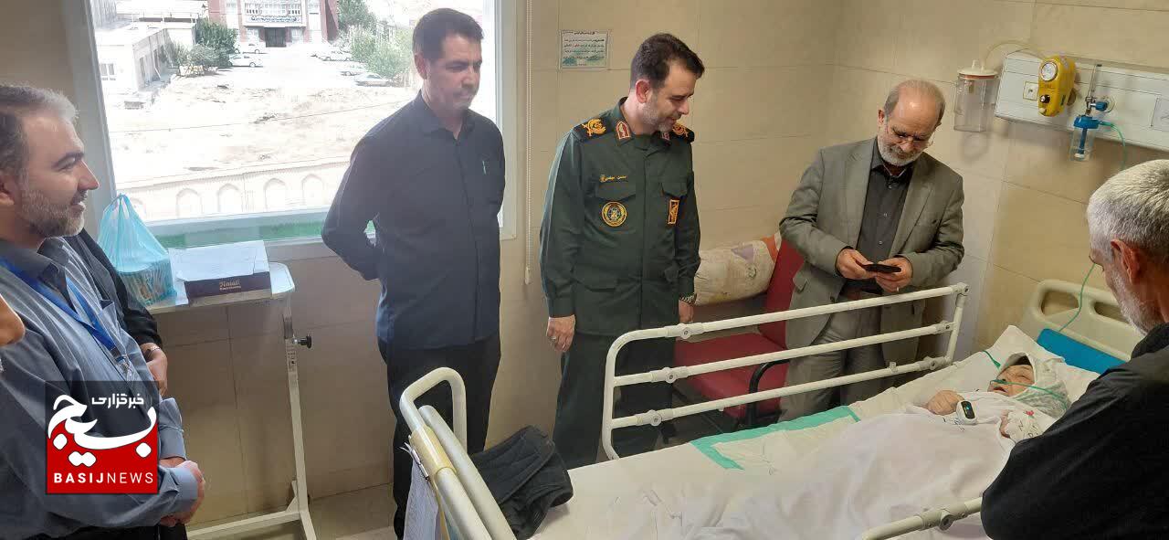 دیدلر فرمانده سپاه استان با مادر سه شهید