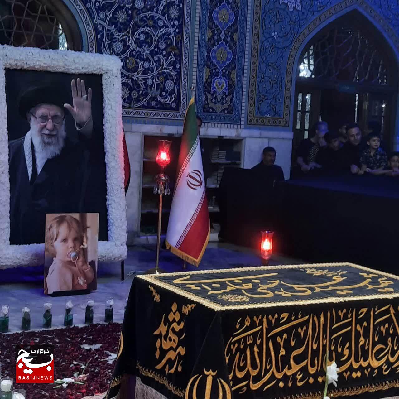 قاب ماندگار از مزار مطهر رهبر شهید انقلاب و شهدای خانواده ایشان در رواق دارالذکر حرم امام رضا (ع) قاب ماندگار از مزار مطهر رهبر شهید انقلاب و شهدای خانواده ایشان در رواق دارالذکر حرم امام رضا (ع)