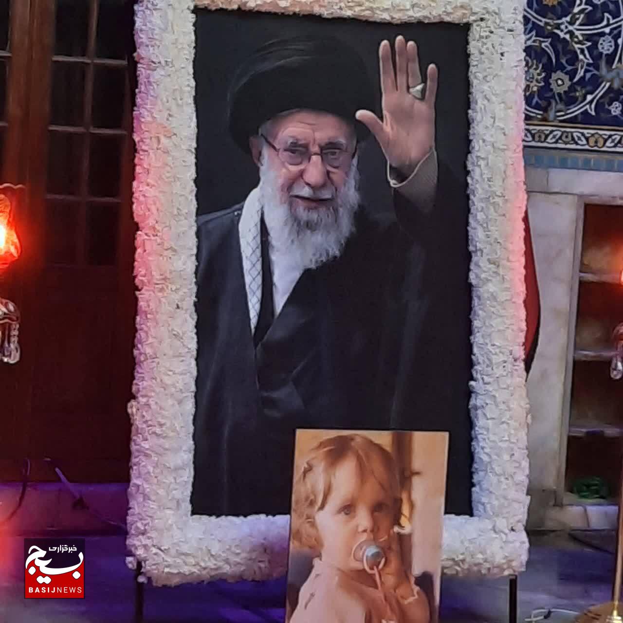قاب ماندگار از مزار مطهر رهبر شهید انقلاب و شهدای خانواده ایشان در رواق دارالذکر حرم امام رضا (ع) قاب ماندگار از مزار مطهر رهبر شهید انقلاب و شهدای خانواده ایشان در رواق دارالذکر حرم امام رضا (ع)