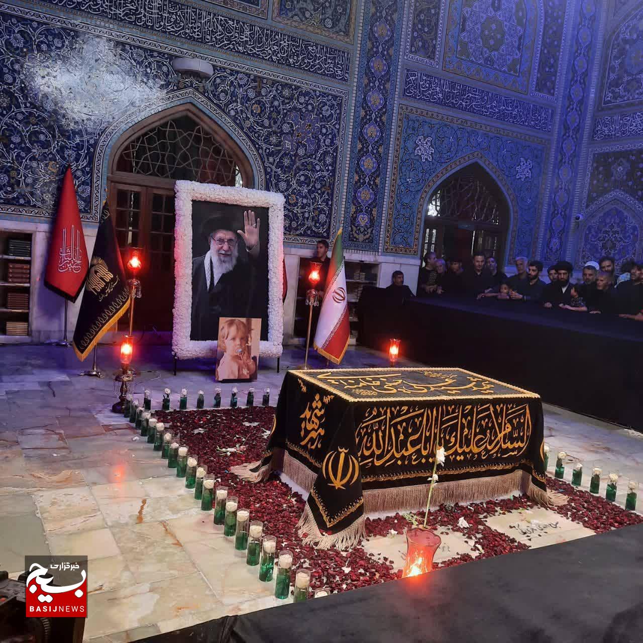 قاب ماندگار از مزار مطهر رهبر شهید انقلاب و شهدای خانواده ایشان در رواق دارالذکر حرم امام رضا (ع) قاب ماندگار از مزار مطهر رهبر شهید انقلاب و شهدای خانواده ایشان در رواق دارالذکر حرم امام رضا (ع)