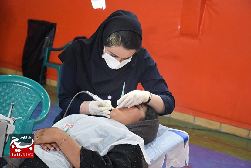 ارائه خدمات رایگان دندانپزشکی به محرومان توسط گروه‌های جهادی فامنین