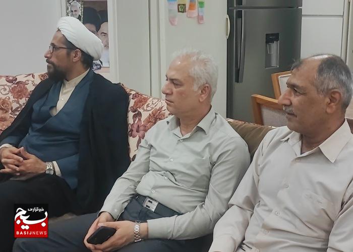 دیدار جمعی از مسئولان گناوه با آزادگان سرافراز در منازل آنان